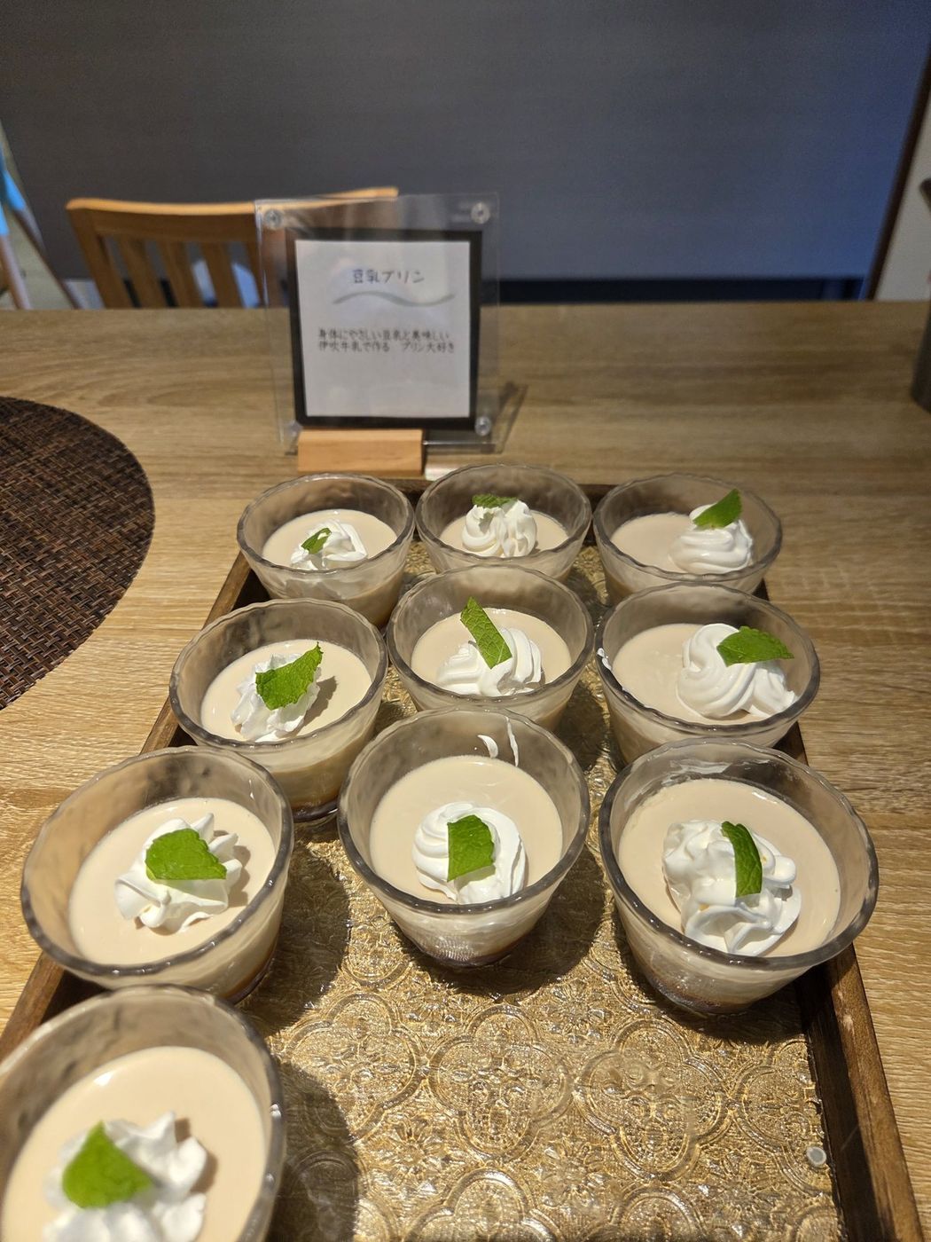 ミントとクリームをのせた豆乳プリン