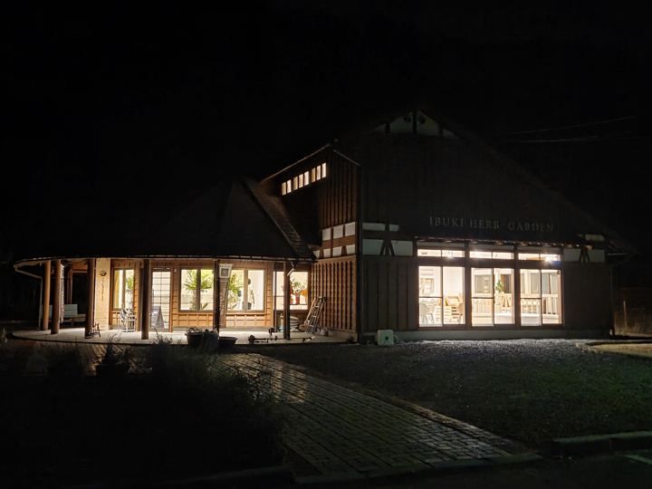 夜の灯りの建物
