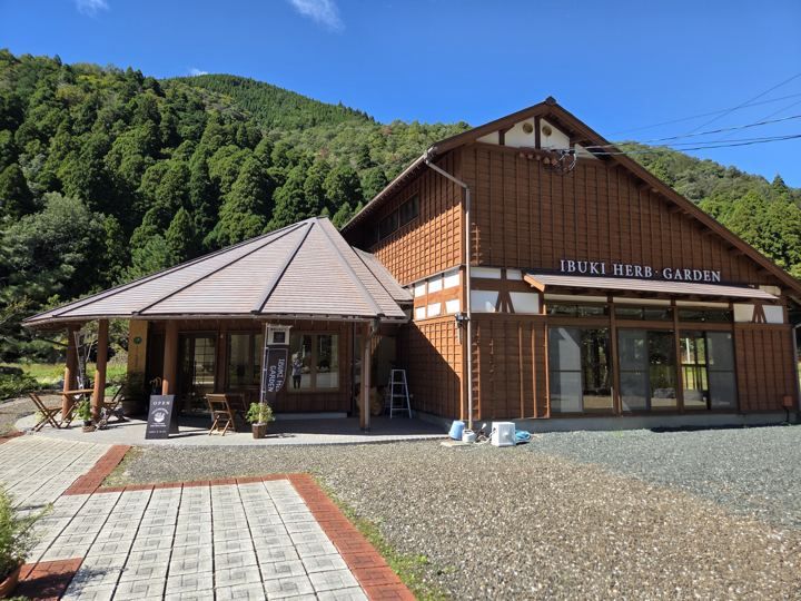 建物の正面（秋）
