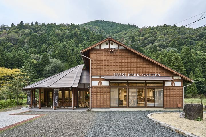 緑の山を背にした建物