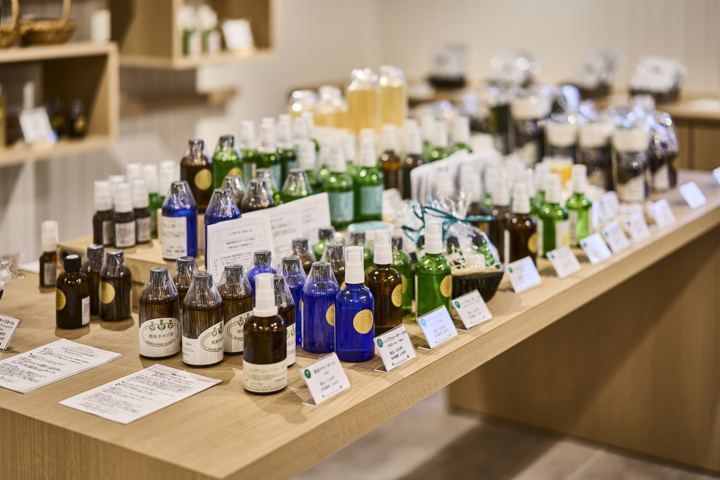 ハーブの商品が並ぶショップの棚