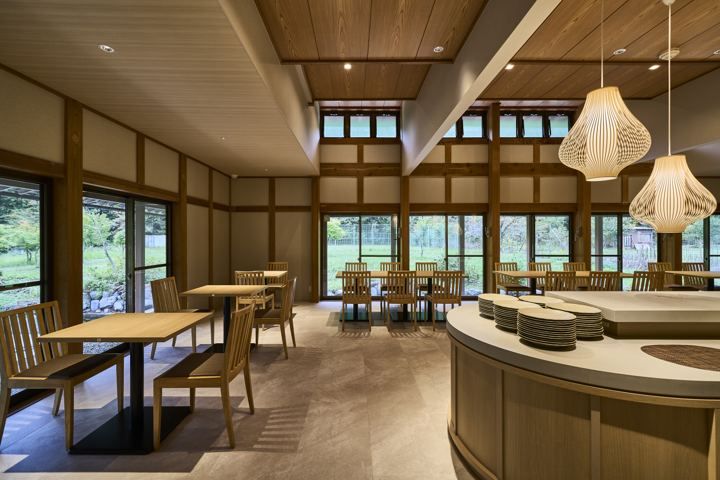 広い窓の店内とビュッフェ台