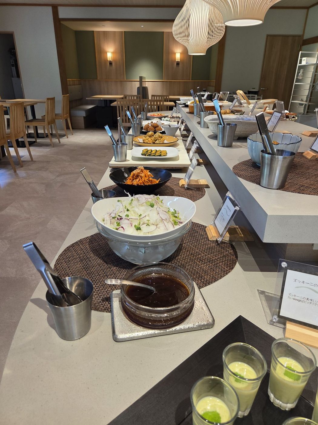 ビュッフェ台に並ぶ秋の料理