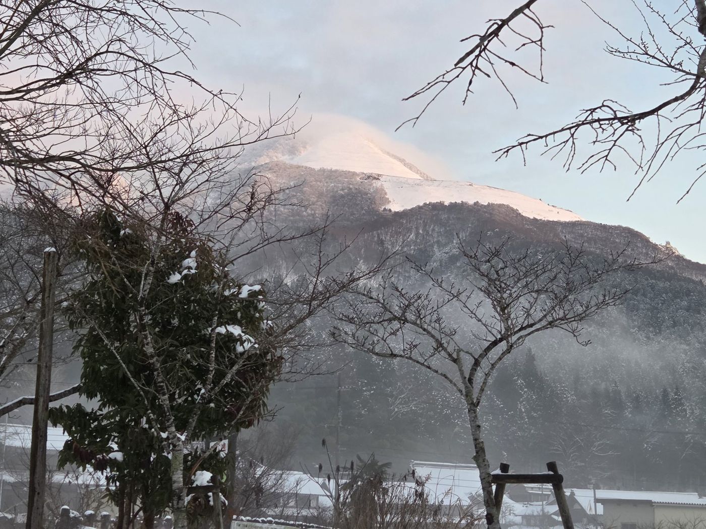 雪に覆われた伊吹山のふもと