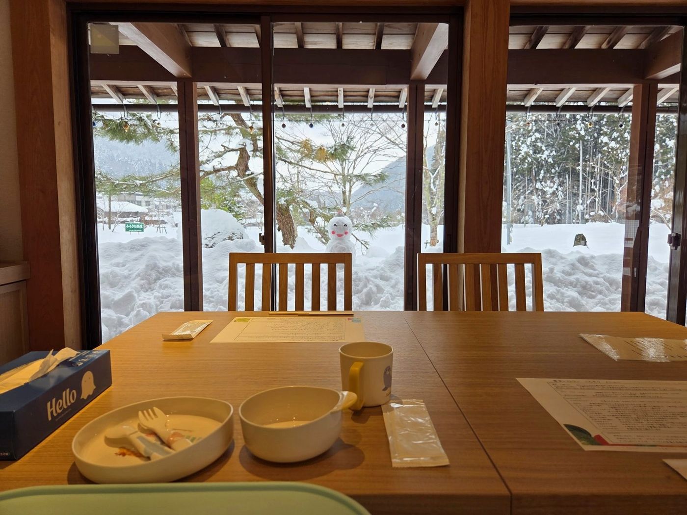 雪景色が見える窓際の席